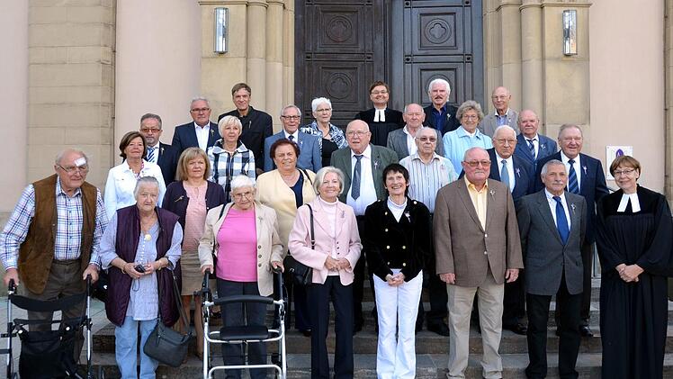 Sie gingen vor 50, 60, 65 und 70 Jahren zur Konfirmation. Jetzt feierten sie das Jubiläum in der Bad Kissinger Erlöserkirche .  Foto: Peter Rauch