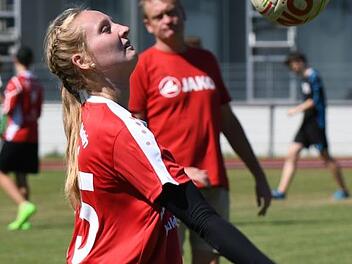 Gute Technik - hier das Zuspiel mit gestrecktem Arm - zeichnet Jule Donath aus. Dies schätzt ihr Trainer und Onkel Bernd Donath (im Hintergrund).  Foto: Gunther Czepera