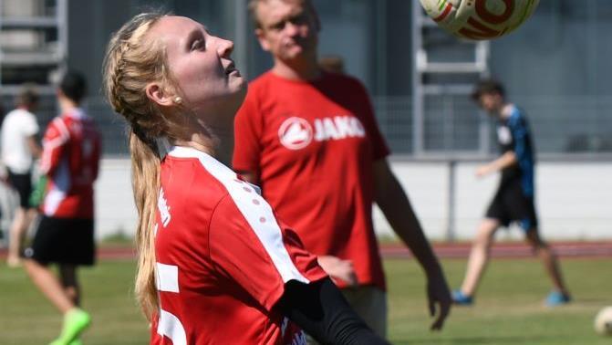 Gute Technik - hier das Zuspiel mit gestrecktem Arm - zeichnet Jule Donath aus. Dies schätzt ihr Trainer und Onkel Bernd Donath (im Hintergrund).  Foto: Gunther Czepera