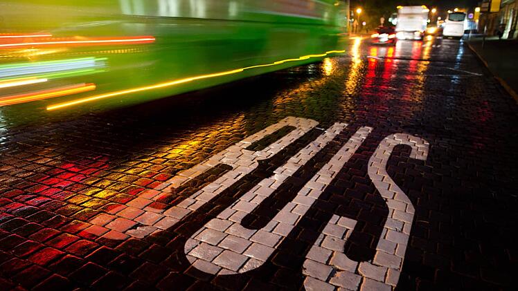 Im Sinne des Klimaschutzes soll der Öffentliche Nahverkehr billiger werden. Wie weit sind die Pläne fortgeschritten? Symbolbild: Arno Burgi/dpa
