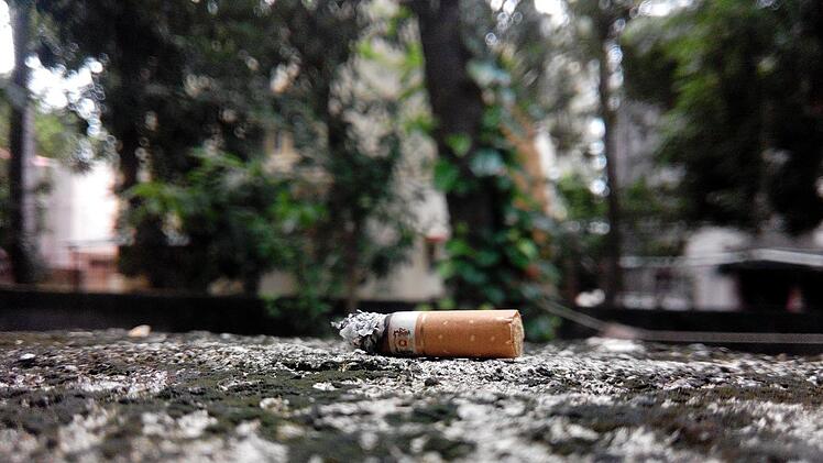 Schätzungsweise gelangen etwa 4,5 Billionen achtlos weggeworfene Zigarettenkippen jährlich in die Umwelt.
