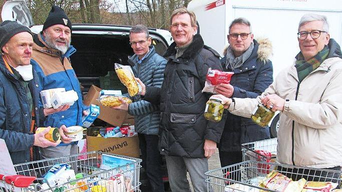 Die gespendeten Lebensmittel laden (von links) Tafelfahrer Winfried Schäfer, Roland Korpak, Georg Oel, Lions-Präsident Willi Willeke, Heiko Weidenthaler und Jürgen Klubertanz in den Tafel-Transporter.