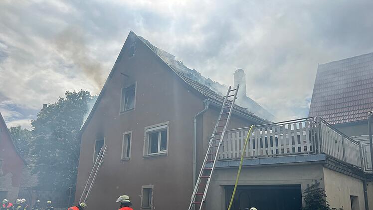 Brand eines Einfamilienhauses in Frickenhausen: Feuerwehr im Einsatz