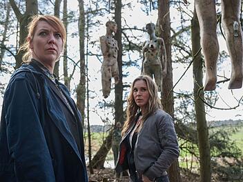 Beste Psychothrillerstimmung an der Ostsee: Melly Böwe (Lina Beckmann, links) und Katrin König (Anneke Kim Sarnau) fragen sich, wer die Schaufensterpuppen im Wald zerschossen hat.
