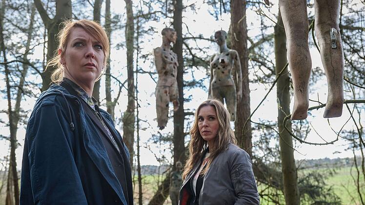 Beste Psychothrillerstimmung an der Ostsee: Melly Böwe (Lina Beckmann, links) und Katrin König (Anneke Kim Sarnau) fragen sich, wer die Schaufensterpuppen im Wald zerschossen hat.