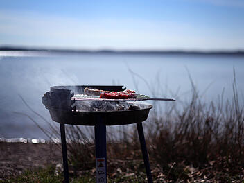 Stichflamme vom Grill &ndash; Junge springt brennend in Kanal