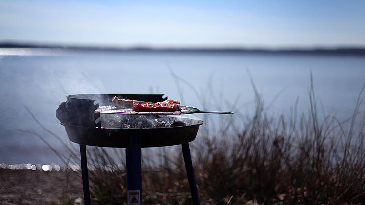 Stichflamme vom Grill &ndash; Junge springt brennend in Kanal