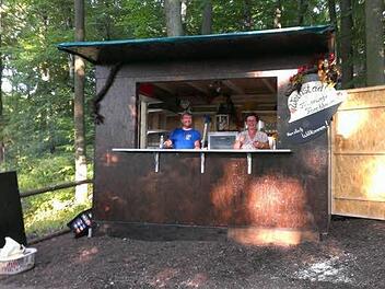 Während des Annafestes trägt der Ausschank der Feuerwehr dazu bei, die Vereinskasse aufzubessern. Doch der Abbau nach dem Fest ist lästig: Die Wehr würde die Bude gerne das Jahr über stehen lassen.  Foto: privat