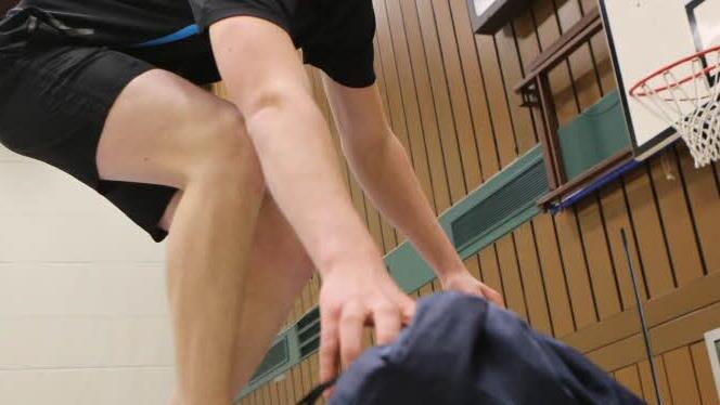 ... legt das Gepäckstück wieder ab, ...