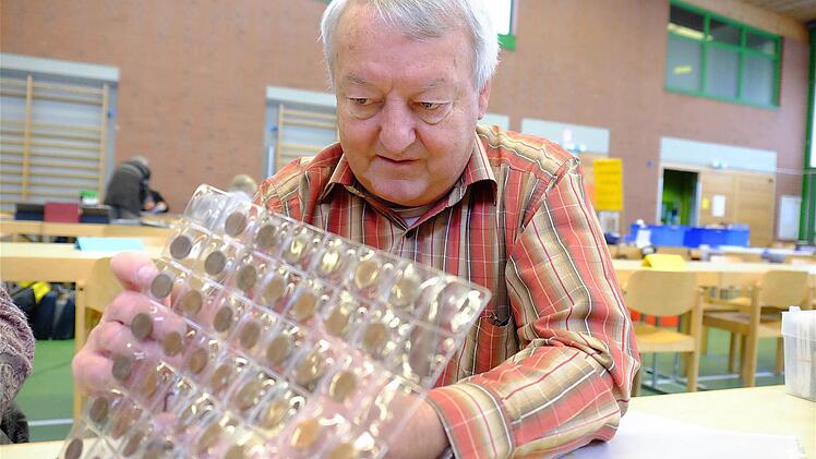 Artur Bömmel blieb auf der Sammlung an Pfennigen aus den fünf Bundesprägeanstalten sitzen. Foto: Gerd Schaar