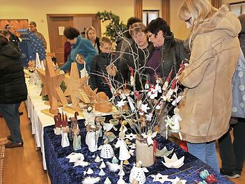 Der Adventsbasar in Eggolsheim lockt viele Besucher an. Foto: Mathias Erlwein