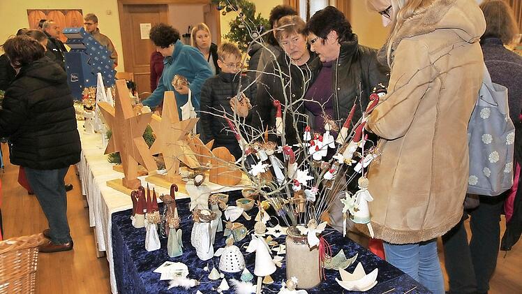 Der Adventsbasar in Eggolsheim lockt viele Besucher an. Foto: Mathias Erlwein