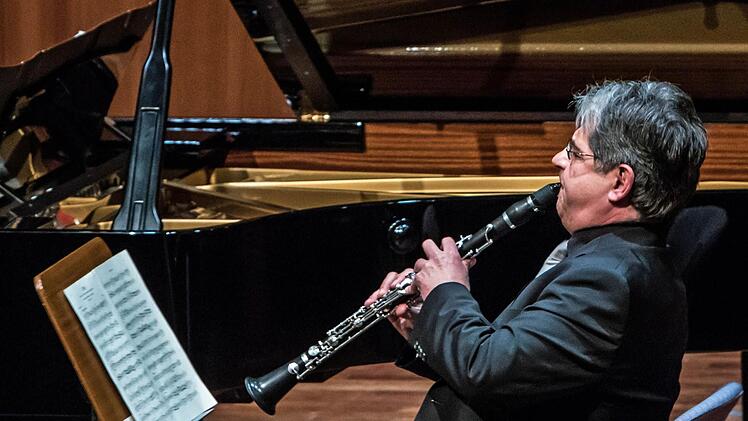 Das Coburger Kammertriobeeindruckte beim Konzert im Kongresshaus: Klarinettist Edgar Eichstädter. Foto: Jochen Berger