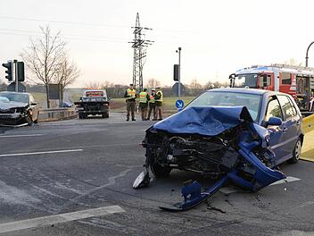 Vermutlich bei Rotlicht bog eine Frau bei Redwitz mit ihrem Skoda Fabia auf die B 173 ein. So kam es zum Zusammenstoß mit dem Fahrer eines VW Polo. Foto: Frank Spitzenpfeil