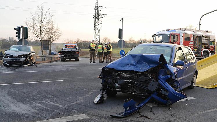 Vermutlich bei Rotlicht bog eine Frau bei Redwitz mit ihrem Skoda Fabia auf die B 173 ein. So kam es zum Zusammenstoß mit dem Fahrer eines VW Polo. Foto: Frank Spitzenpfeil
