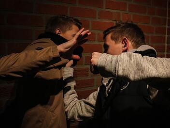 Eine Gruppe junger Männer stritten sich. Symbolfoto: Christopher Schulz