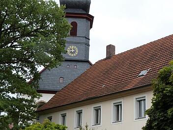Für den Abbruch des bislang denkmalgeschützten Bürgerhauses Marktplatz 12 liegt nun die erforderliche Erlaubnis vor.  Damit kann noch in diesem Jahr der Einstieg in das ehrgeizige städtebauliche Projekt am Marktplatz mit dem Bürgerzentrum und der Kulturscheune erfolgen. Werner Reißaus