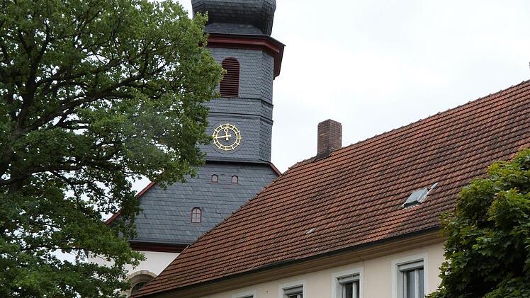 Für den Abbruch des bislang denkmalgeschützten Bürgerhauses Marktplatz 12 liegt nun die erforderliche Erlaubnis vor.  Damit kann noch in diesem Jahr der Einstieg in das ehrgeizige städtebauliche Projekt am Marktplatz mit dem Bürgerzentrum und der Kulturscheune erfolgen. Werner Reißaus