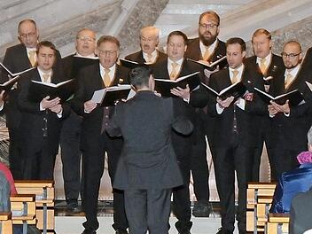 Der Männerchor der Sängervereinigung "Edelweiß" Windheim sang sich beim Benefizkonzert für den Hospizverein Kronach in der Kapelle der Helios-Frankenwaldklinik in die Herzen der Zuhörer. Foto: K.- H. Hofmann