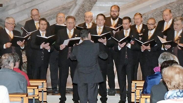 Der Männerchor der Sängervereinigung "Edelweiß" Windheim sang sich beim Benefizkonzert für den Hospizverein Kronach in der Kapelle der Helios-Frankenwaldklinik in die Herzen der Zuhörer. Foto: K.- H. Hofmann