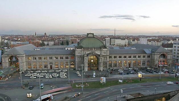 Der Hauptbahnhof in N&uuml;rnberg (Mittelfranken): Hier l&auml;sst sich laut einer Dating-App wirklich gut flirten. Foto: Daniel Karmann/dpa