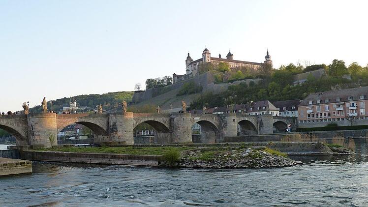 Alte Mainbrücke und Festung Marienberg zählen zu den   Must-sees der Altstadt. Foto:: pixabay.com/Falco