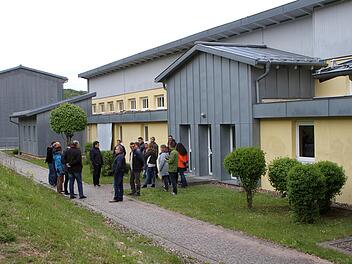 Der Hintereingang der Schule könnte bald zum Haupteingang für die Kinderkrippe werden. Der Gemeinderat Ebelsbach schaute sich dort um.