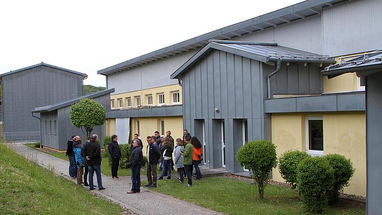 Der Hintereingang der Schule könnte bald zum Haupteingang für die Kinderkrippe werden. Der Gemeinderat Ebelsbach schaute sich dort um.