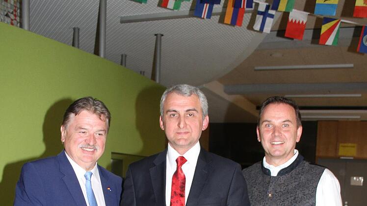 Landrat Klaus Peter S&ouml;llner &uuml;berreichte dem Schulleiter aus Bursa - Yusuf Ay - eine Landkreiskrawatte. Auch der Leiter des beruflichen Schulzentrums hatte f&uuml;r die t&uuml;rkische Abordnung Gastgeschenke.Sonny Adam