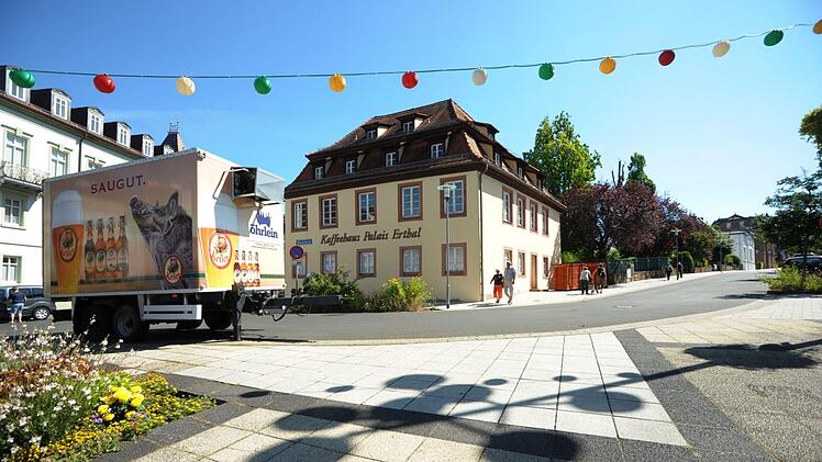 Das Palais Erthal in der von-der-Tann-Straße soll renoviert, saniert und zum Wiener Kaffeehaus werden. Eigentümer Toni Schick kündigte den Beginn der Arbeiten für den Herbst an.  Foto: Siegfried Farkas