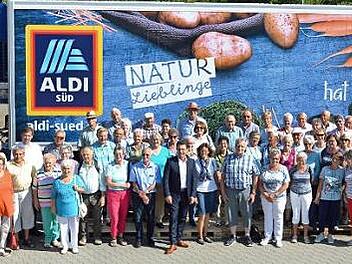 Die Besuchergruppe aus Hausen in Adelsdorf  Foto: PR