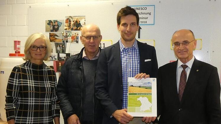 Den Förderbescheid über rund 40 000 Euro für das neue MINT-Labor am Regiomontanus-Gymnasium Haßfurt, überreichte Leader-Koordinator Wolfgang Fuchs (Zweiter von links) an Projektleiter Marco Hartmann (Zweiter von rechts), Landrat und Schulzweckverbandsvorsitzenden Wilhelm Schneider (rechts) sowie Schulleiterin Maria Eirich.