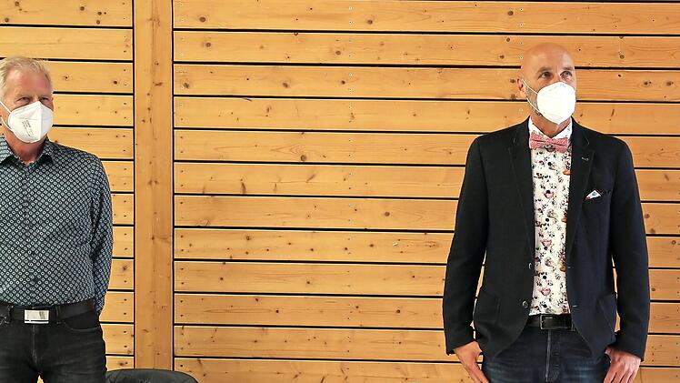 Zwei neue ÜPWG-Räte vereidigte Bürgermeister Andreas Carl zu Beginn der Gemeinderatssitzung am Montagabend: Günter Tschech (links) folgt auf Christian Gunsenheimer, Christian Koch (rechts) auf Werner Hanke.