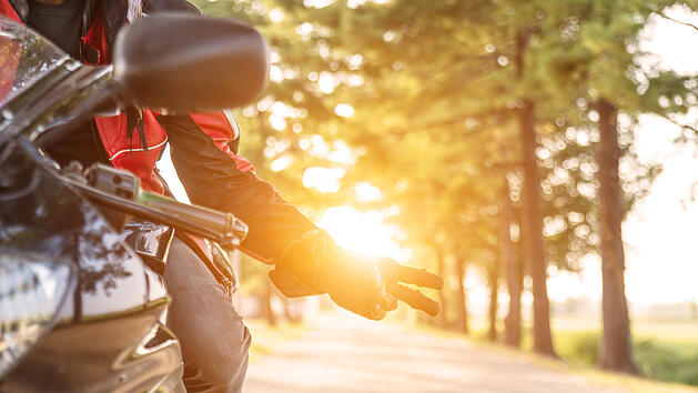 Motorradfahrer, Sommer, Victory, Zeichen, Bikergruß , Motorradgruß, grüßen, Bedeutung