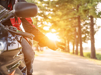 Motorradfahrer, Sommer, Victory, Zeichen, Bikergruß , Motorradgruß, grüßen, Bedeutung