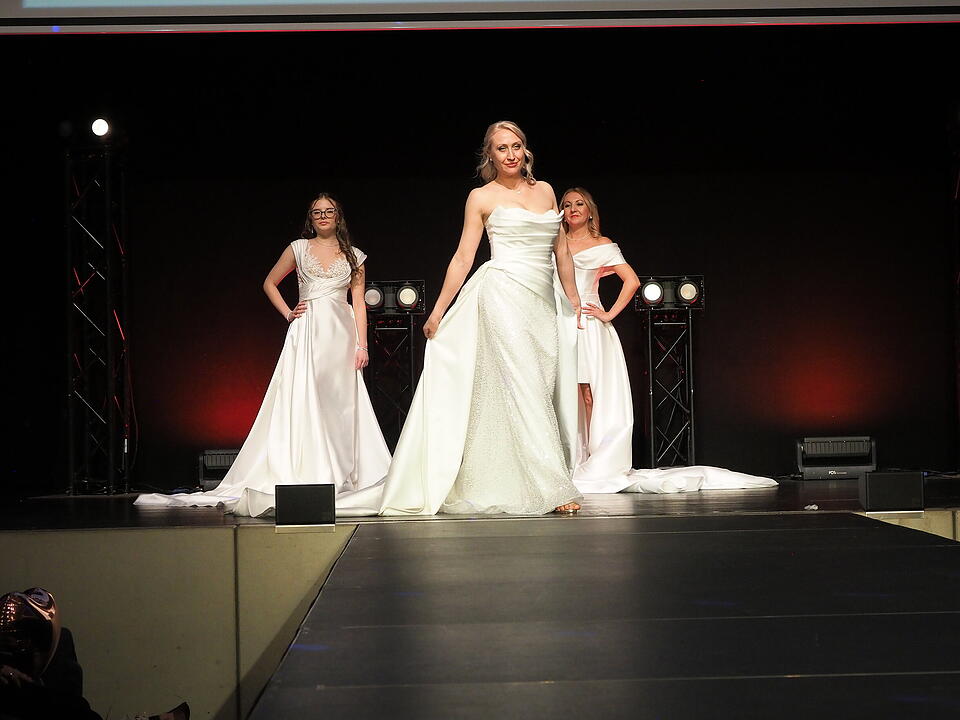 Inkl. Braut- und Festmodenschauen.