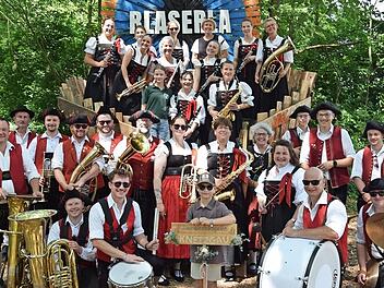 Das Bild stammt von dem Pilotprojekt &bdquo;Gemeindekapelle Knetzgau&ldquo; die sich erstmals f&uuml;r den Festzug beim Blaserla 2026 in Sand am Main unter der Leitung von Andrea Echaniz Gerhard mit Musikern der Gemeindekapellen zusammenfand.