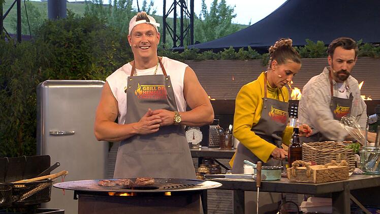 K&ouml;nnen sie Steffen Henssler abkochen? Ballermann- und Realitystar Calvin, Moderatorin Charlotte Engelhardt und Moderator Jan K&ouml;ppen (von links) versuchen es zumindest.