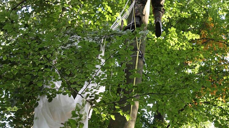 Ob Berg oder Baumwipfel, die Bergwachtler helfen immer. Hier bergen sie Fallschirmjäger aus Bäumen. Foto: Bartl