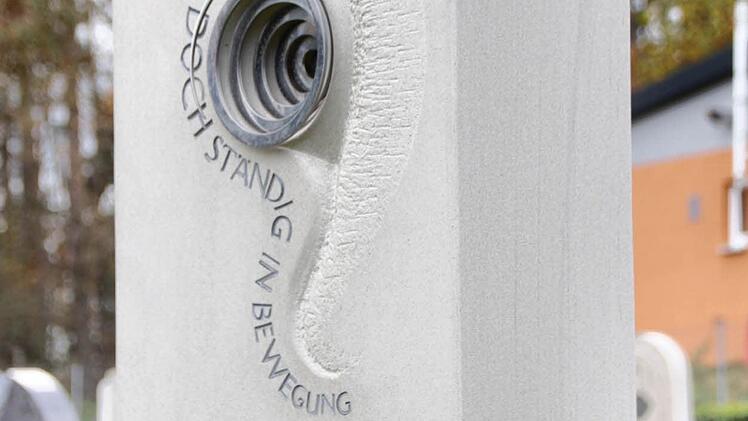 Stefan Zenk (oben re.) zeigt einen modernen Grabstein mit dem Tempel aus Jerusalem auf der Spitze. Bildhauer Tomas Rückl (oben, li.) graviert Buchstaben. Auch Zenks Vater Gregor (unten) war Steinmetz.  Fotos: Pelke