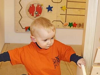 Ferdinand musste seine Rutsche bei der Einweihung mit den Großen teilen.  Fotos: Sonja Werner