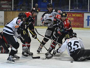 Die Alligators Thilo Grau, Markus Babinsky und Patrik Dzemla (weiße Trikots, von links) kämpfen mit den Pirates um den Puck. Fotos: Picturedreams