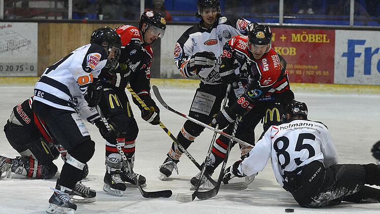 Die Alligators Thilo Grau, Markus Babinsky und Patrik Dzemla (weiße Trikots, von links) kämpfen mit den Pirates um den Puck. Fotos: Picturedreams