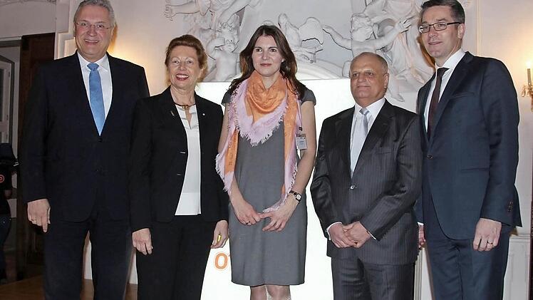 Der bayerische Innenminister Joachim Herrmann, Gertrud Moll-Möhrstedt von der Friedrich-Baur-Stiftung, Geschäftsführerin der Baur-Gruppe Aliz Tepfenhart, Sprecher der Baur-Geschäftsführung Albert Klein und Otto-Konzernvorstand Alexander Birken (von links) feierten gemeinsam mit zahlreichen Gästen im Kaisersaal. Foto: Thomas Heuchling