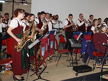 Mit Begeisterung und viel Elan war Dirigent Jens Vetter bei den gelungenen Darbietung zu sehen und überzeugte mit seinen Musikerinnen und Musikern die überwältigende Zahl der Besucher beim Frühlingskonzert.Foto: Simone Büttner