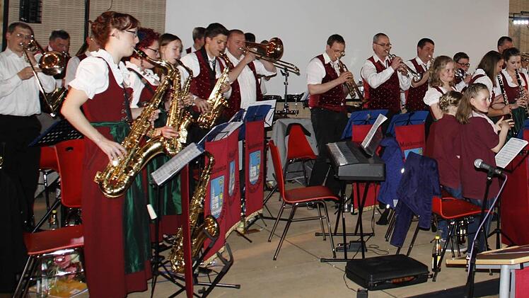 Mit Begeisterung und viel Elan war Dirigent Jens Vetter bei den gelungenen Darbietung zu sehen und überzeugte mit seinen Musikerinnen und Musikern die überwältigende Zahl der Besucher beim Frühlingskonzert.Foto: Simone Büttner