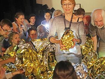 Schätze der Vergangenheit, des Unterbewusstseins, aus Sagen und Märchen: Das TanzTheater-Projekt des Landestheaters mit 45 Coburger Bürgerinnen und Bürgern gräbt sich bildhaft und rhythmisch in unser kollektives Gedächtnis.  Foto: Henning Rosenbusch