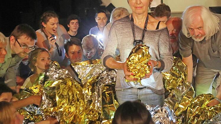 Schätze der Vergangenheit, des Unterbewusstseins, aus Sagen und Märchen: Das TanzTheater-Projekt des Landestheaters mit 45 Coburger Bürgerinnen und Bürgern gräbt sich bildhaft und rhythmisch in unser kollektives Gedächtnis.  Foto: Henning Rosenbusch