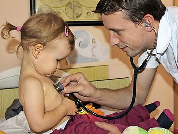 Der Allgemeinmediziner Dr. Cosmas Wildenauer hat einen Ausbildungsabschnitt in einer Kinderarztpraxis absolviert. Vor kurzem hat er die Praxis seines Vaters übernommen. Seitdem wächst die Anzahl an jungen Patienten kontinuierlich an.  Foto: Julia Raab