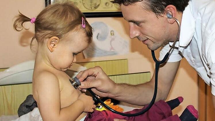 Der Allgemeinmediziner Dr. Cosmas Wildenauer hat einen Ausbildungsabschnitt in einer Kinderarztpraxis absolviert. Vor kurzem hat er die Praxis seines Vaters übernommen. Seitdem wächst die Anzahl an jungen Patienten kontinuierlich an.  Foto: Julia Raab